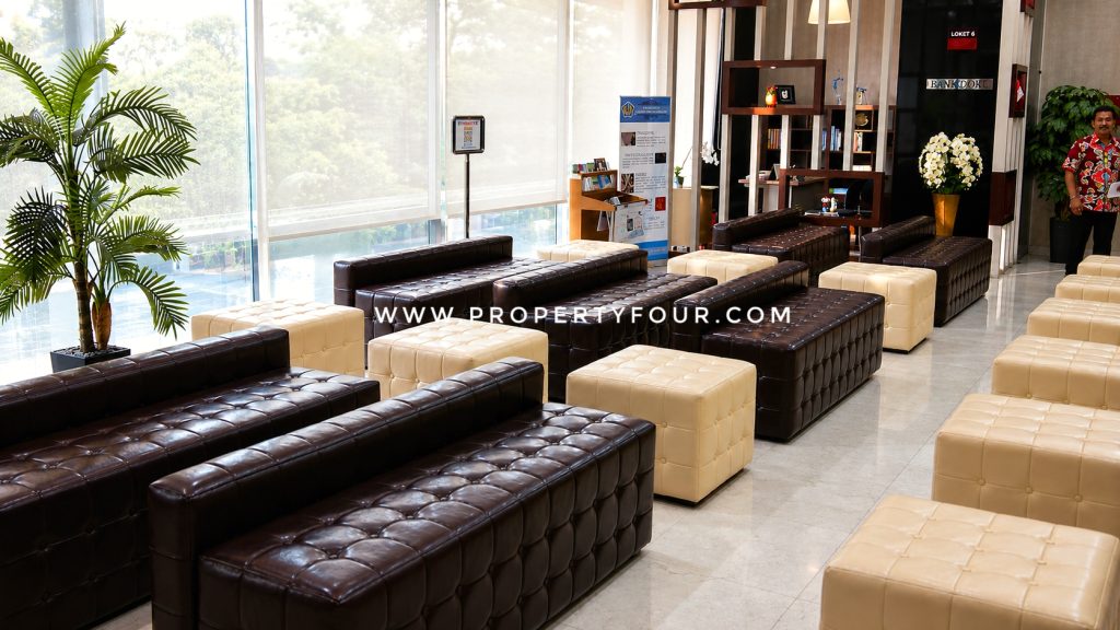 Proses instalasi sofa custom di ruang pelayanan Kantor Pajak Pratama Menteng 2