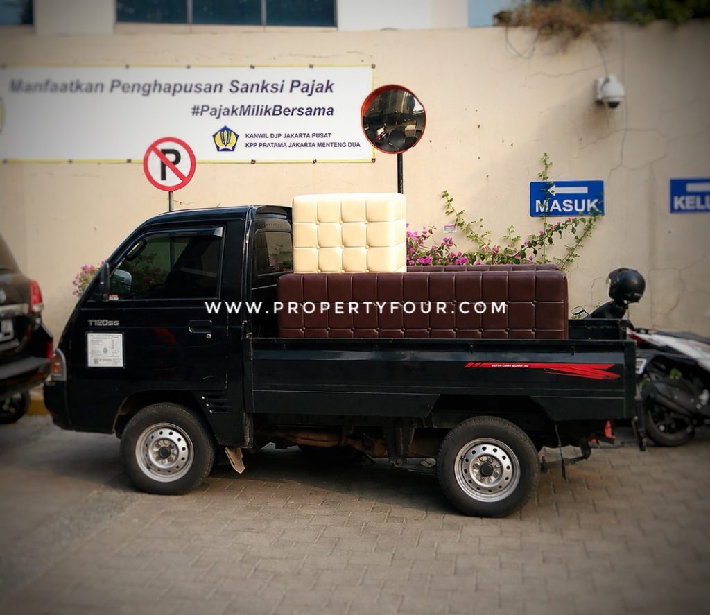 Tim Propertyfour mempersiapkan pengiriman sofa custom menuju lokasi proyek.