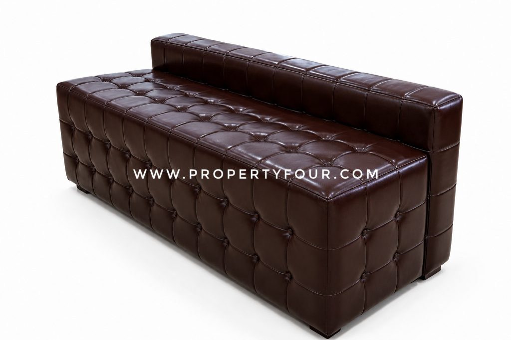 Tampilan sofa custom berdesain elegan yang terpasang di area lounge Kantor Pajak Pratama Menteng 2.